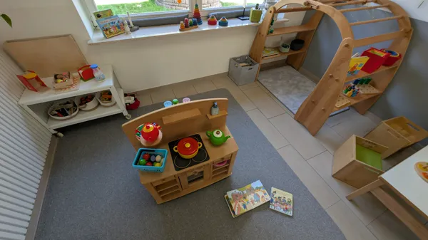 Gemütlicher Spielbereich für Kinder mit vielfältigen Spielmöglichkeiten und Bewegungsangeboten