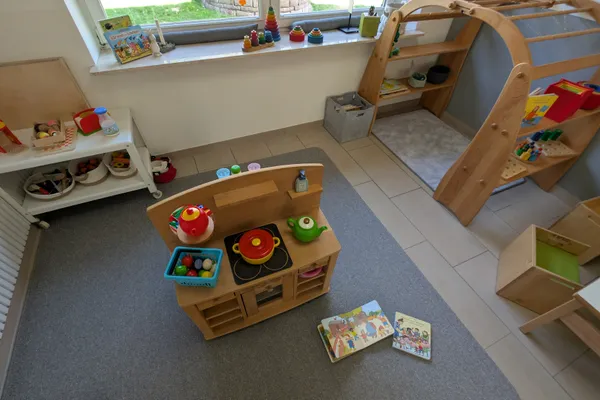 Gemütlicher Spielbereich für Kinder mit vielfältigen Spielmöglichkeiten und Bewegungsangeboten