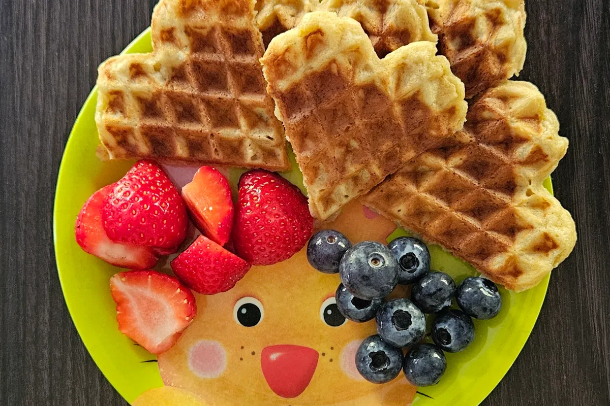Frühstück mit Herzwaffeln und frischen Beeren – Gesunde und liebevolle Mahlzeiten bei Die Zwergdrachen