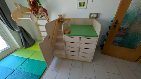 Indoor-Spielbereich mit Rutsche, Klettergerüst und sicheren Bewegungselementen