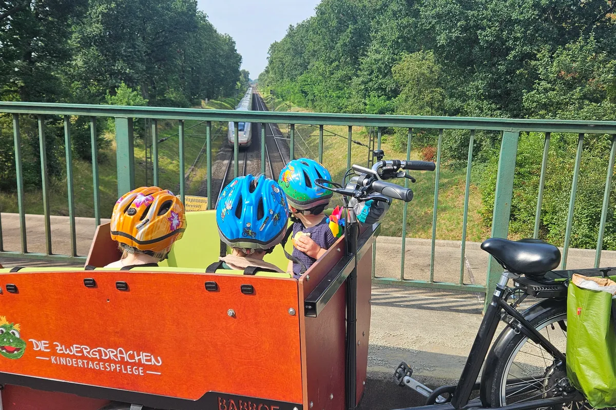 Krippenfahrrad mit Kindern auf Ausflug – sicheres Transportfahrrad für tägliche Entdeckungstouren in Celle