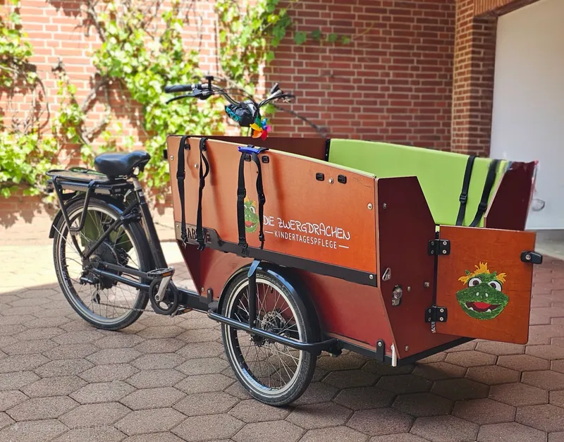 Naturnaher Spielplatz mit Klettergerüst, Sandkasten und sicheren Spielgeräten für Kleinkinder