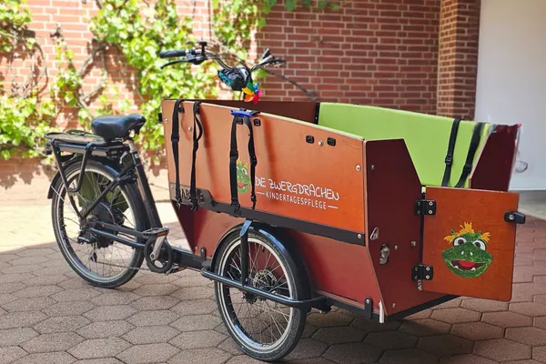 Naturspielplatz mit kindgerechten Spielmöglichkeiten im Freien