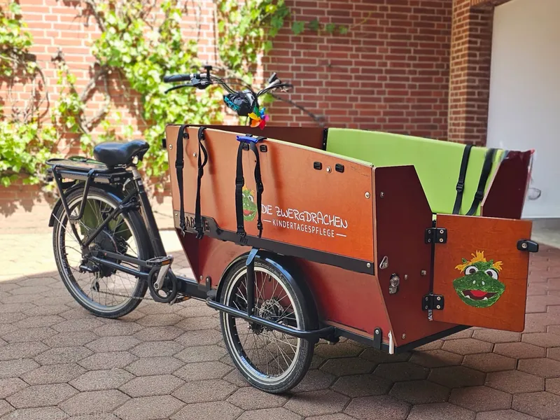 Naturnaher Spielplatz mit Klettergerüst, Sandkasten und sicheren Spielgeräten für Kleinkinder