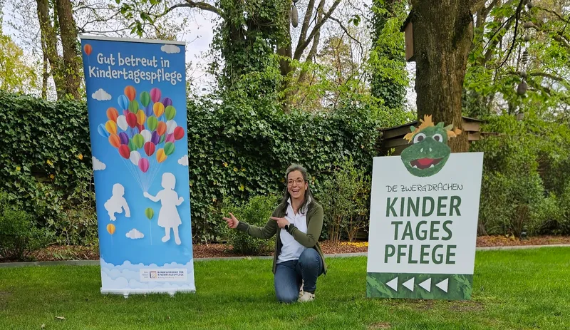 Bärbel Zisenis, qualifizierte Tagesmutter vor dem Eingang der Kindertagespflege Die Zwergdrachen in Celle