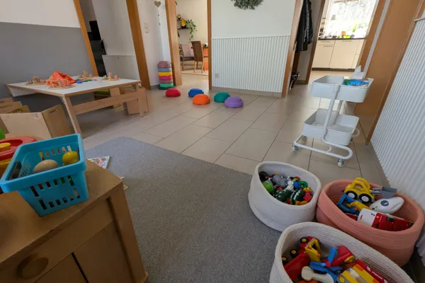 Organisierter Spielbereich mit zugänglichen Materialien für selbstständiges Spielen und Lernen