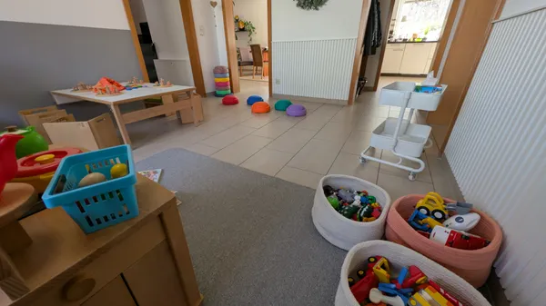 Organisierter Spielbereich mit zugänglichen Materialien für selbstständiges Spielen und Lernen