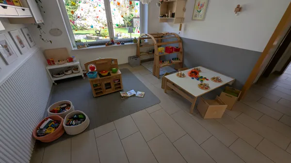 Großer Garten mit natürlichen Spielmöglichkeiten und sicherem Außenbereich für tägliche Outdoor-Aktivitäten