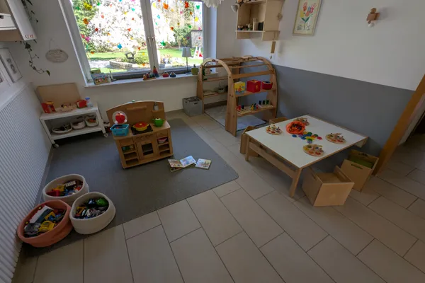 Großer Garten mit natürlichen Spielmöglichkeiten und sicherem Außenbereich für tägliche Outdoor-Aktivitäten