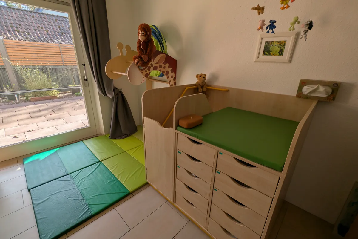 Sichere Wickelstation mit gepolsterten Matten und kindgerechten Kletterelementen für sanfte Eingewöhnung