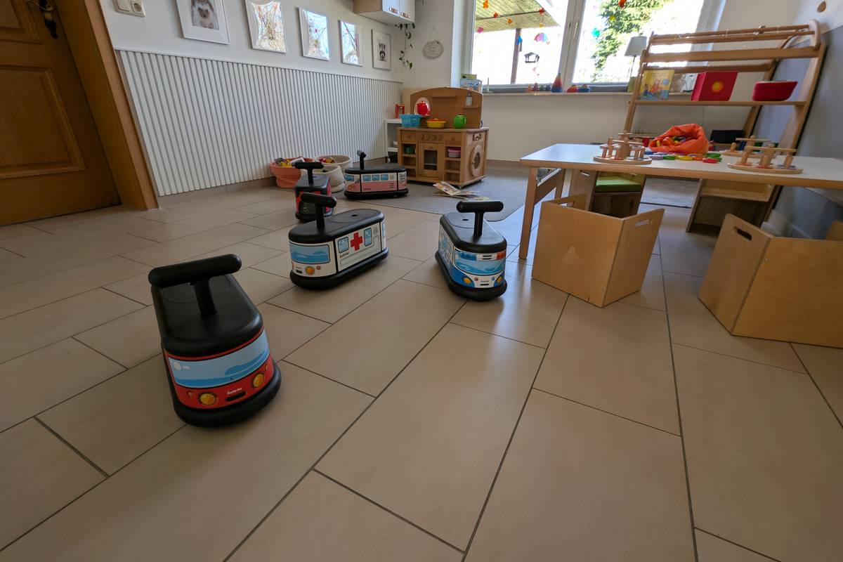 Vielfältige Spielmaterialien für motorische Entwicklung und selbstständiges Lernen