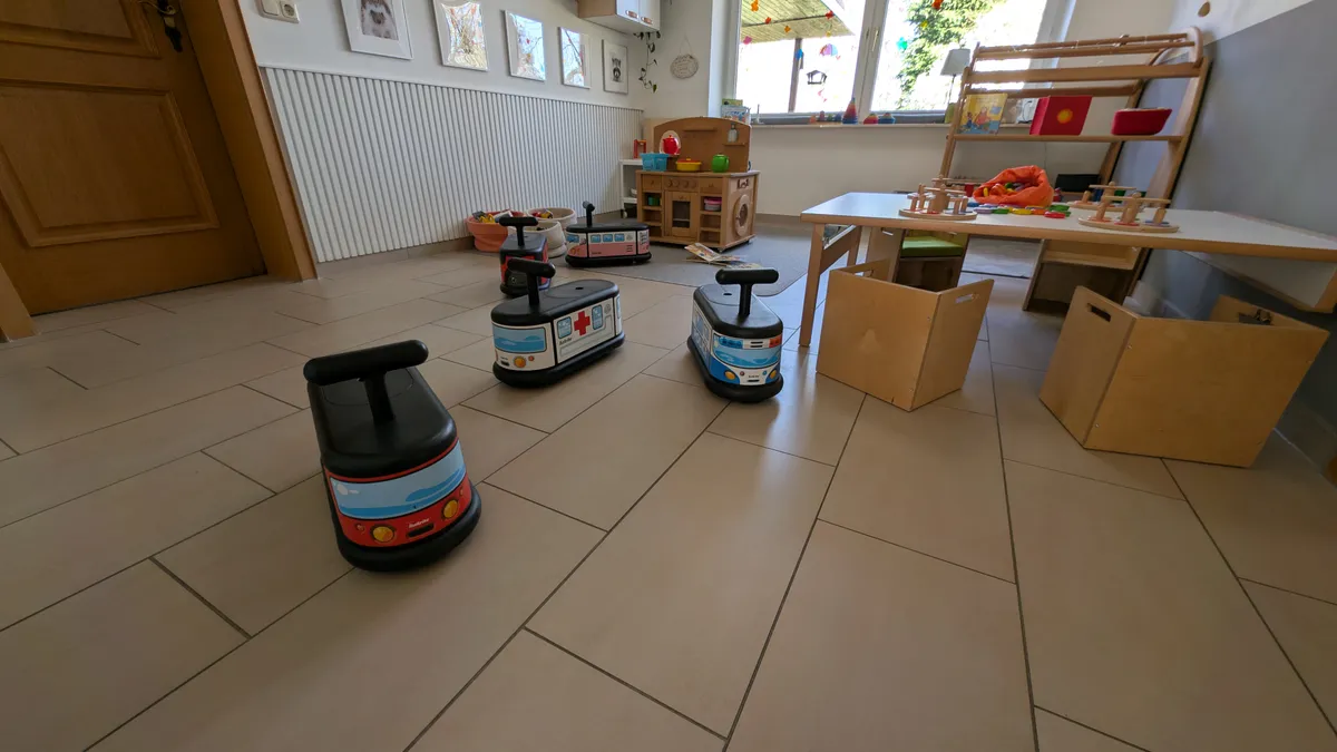 Vielfältige Spielmaterialien für motorische Entwicklung und selbstständiges Lernen