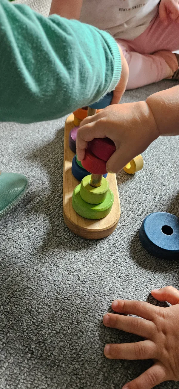 Stapelspiel mit Holzringen – Feinmotorik und Hand-Auge-Koordination für 12-24 Monate