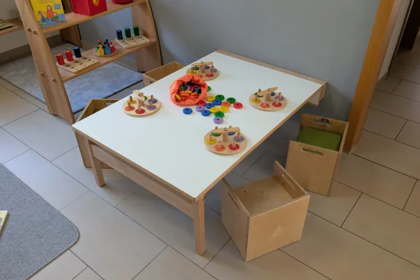 Altersgerechte Spielmaterialien für kreative Entwicklung und selbstständiges Lernen